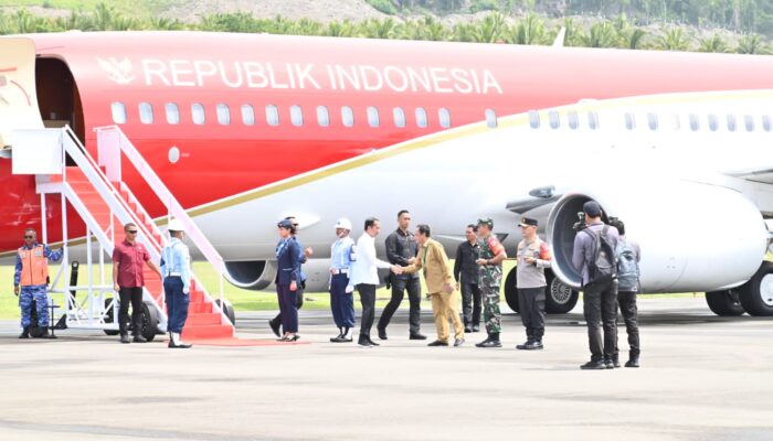 Tiba di Bandara Syukuran Amiruddin Amir, Presiden Jokowi Langsung Menuju Bangkep Resmikan Pelaksanaan Inpres Jalan Daerah