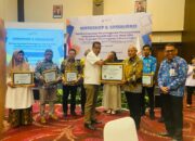 Raih Peringat Pertama, Bupati Sofyan Kaepa Terima Penghargaan Pelayanan Publik Terbaik dari Ombudsman.