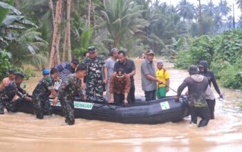 Bupati Sofyan dan Sesditjenpas Gunakan Perahu Karet Menuju Peletakan Batu Pertama Pembangunan Lapas