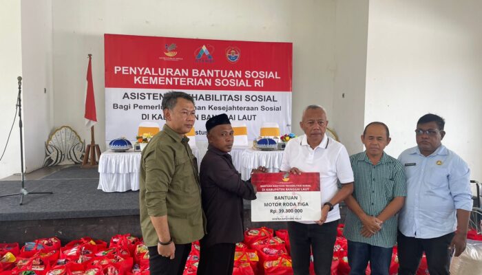 Bupati Sofyan Kaepa Serahkan Bantuan Atensi Kemensos RI