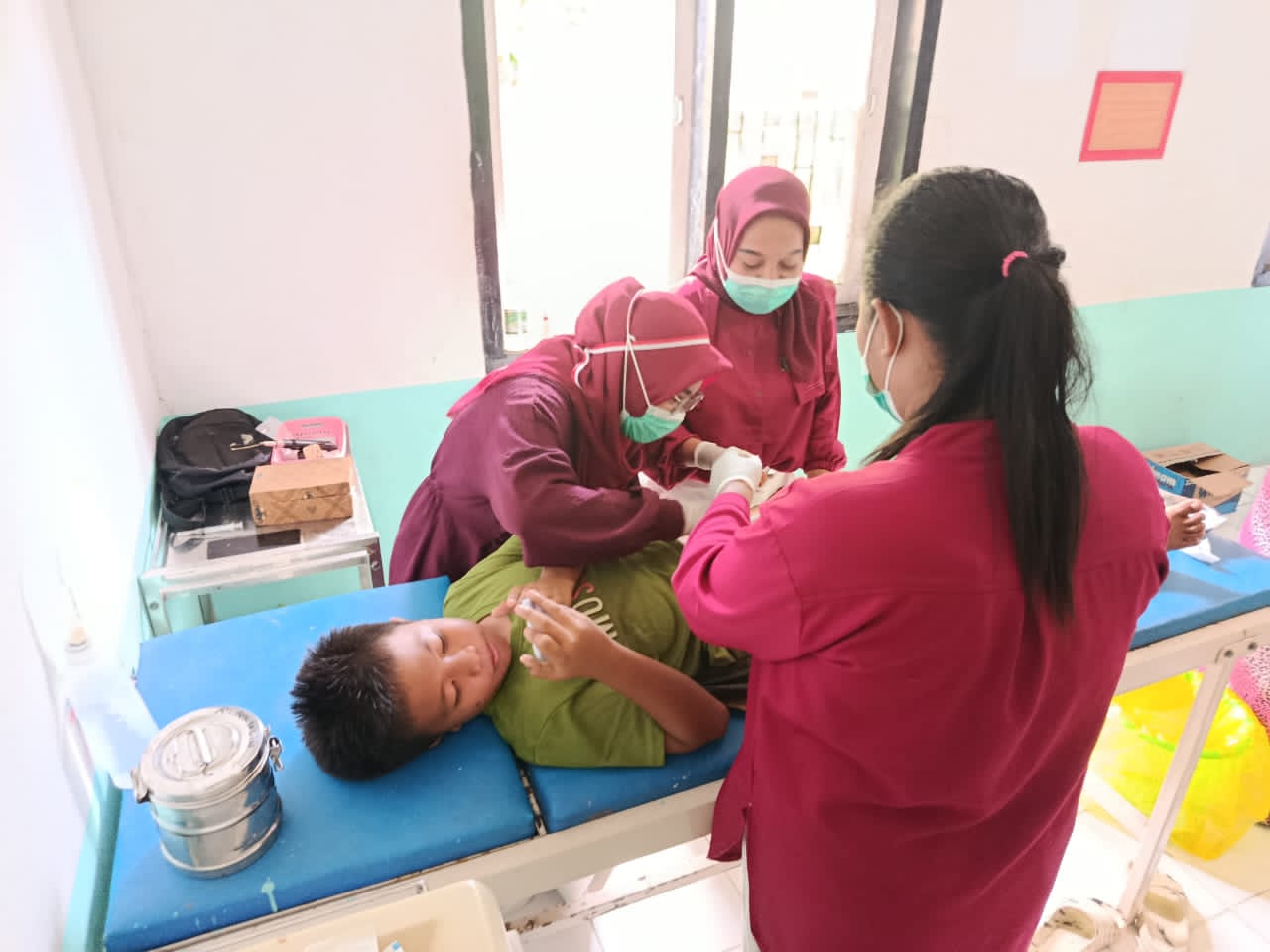 Pelaksanaan sunatan masal di UPTD Puskesmas Bungin. (Foto : Ist)