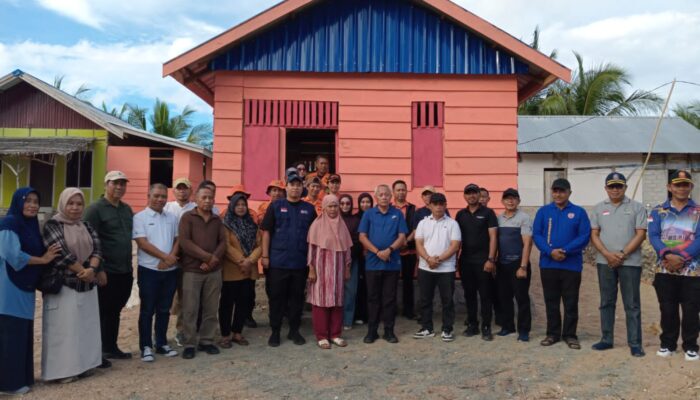 Rumah Hancur Diterjang Ombak, Bupati Sofyan Kaepa Gerak Cepat: Bantuan Langsung Diserahkan!